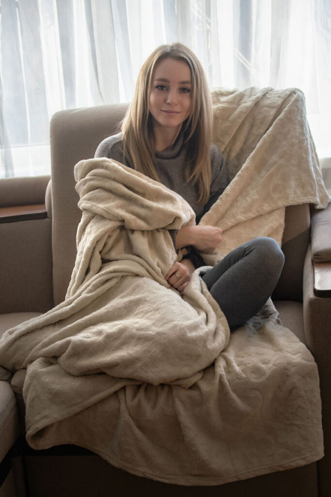 Weighted blanket offer, image of a girl wrapped with a beautiful weighted blanked